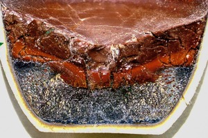  3 Liquation des Pyrochlor-Monazit-Crandallit-Mittelerzes: die obere Schicht – Fe-Si-Schmelze (Konzentrator von Niobium); die untere Schicht – Phosphatsalzschmelze (Konzentrator der seltenen Erden) # Liquation of the pyrochlore-monazite-crandallite medium ore: upper layer – Fe-Si melt (concentrator for niobium); lower layer – phosphate salt melt (rare-earth concentrator) 