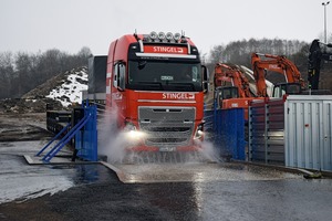  1 Durchfahrt eines LKW’s • Lorry driving through 