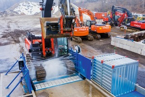  2 Durchfahrt eines Baggers • Excavator driving through  