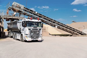  2 Ein LKW wird in im Kieswerk 1 in Erfurt beladen • A lorry is loaded in Gravel Plant 1 in Erfurt 