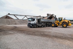  4 Ein Radlader wurde zum Testen mit einer neuen Radladerkonsole ausgerüstet • A wheel loader was equipped with a new wheel loader console for testing  