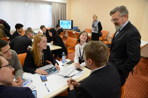  VNG-Vorstand Hans-Joachim Polk (rechts im Bild) im Austausch mit den Nachwuchswissenschaftlern 