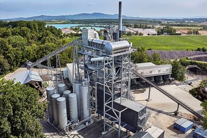  4 Asphaltmischanlagen wie die stationäre BA RPP 4000 produzieren bis zu 320 t Asphalt pro Stunde • Asphalt mixing plants like the stationary BA RPP 4000 produce up to 320 tons of asphalt per hour 