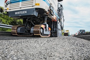  2 Kaltfräsen wie die W&nbsp;210i tragen durch das selektive Fräsen von Deck-, Binder- und Tragschicht und intelligente Frästechnologien dazu bei, dass das ausgebaute Material in der Asphaltmischanlage besonders wirtschaftlich recycelt werden kann • Cold milling machines like Wirtgen’s W 210i, with their ability to selectively mill the surface, binder, and base layers as well as their intelligent milling technologies, help ensure that the RAP can be recycled particularly cost-effectively in the asphalt mixing plant 