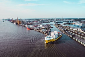  Die erste Lieferung, bestehend aus einer Brecheranlage, einer Siebanlage und einer kompletten Waggon-Entladestation, wurde im Juli 2019 von Bremerhaven aus nach Kanada verschifft • The first delivery including a crusher, a screening system and a railcar unloading station was shipped from Bremerhaven to Canada in July 2019 