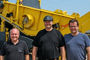  Der Park og Vej-Technikverantwortliche Gert Christensen mit Keestrack-Händler Thomas Sørensen, TNS Imex, und Maschinist Peter Bragaard (v.l.) # Park og Vej’s Technical Manager Gert Christensen with Keestrack dealer Thomas Sørensen of TNS Imex, and machine operator Peter Bragaard (from left to right) 