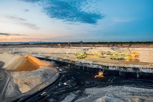  6 Kohletagebaumine in Sibirien • Open pit coal mine in Siberia 