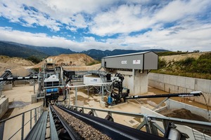  1 Ein ehemaliger Steinbruch, der Standort Chauvilly des Unternehmens, ist seit 1998 Basis des Recycling-Betriebs • A former quarry, the company’s Chauvilly site, became the base of its recycling operations in 1998 