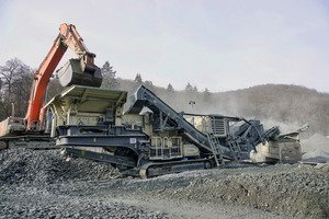  3 Wilhelm Jost nutzte während des 8-wöchigen Umbaus über den Metso Händler Fischer-Jung eine mobile Mietanlage vom Typ Metso LT1213S, um die Edelsplitt­pro­duk­tion aufrecht zu haltenWilhelm Jost used a Metso LT1213S mobile rental unit during the 8-week rebuild via Metso dealer Fischer-Jung to maintain the production of high-grade chippings 