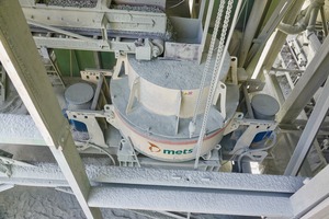  2 Der betriebsbereite und erfolgreich eingebaute Metso Prallbrecher vom Typ Barmac von oben • The operational and successfully installed Metso Barmac impact crusher from above 