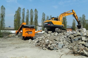  1 Recycling von Stahlbeton mit dem Rockster Backenbrecher R800 auf eine Endkorngröße 0-40&nbsp;mm  