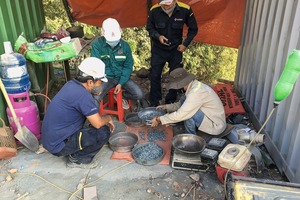  3 Quality testing in a different way: The basalt grains for the surface layer are sharp-edged and cubically shaped. As a result, they interlock with each other in the asphalt layer  