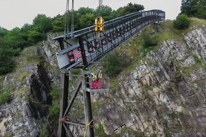  4 Projekt Flémalle: Die Techniker befestigen die schwebenden Elemente des Förderers an der Stahlkonstruktion. Dazu sind zentimetergenaue Montagemanöver mit Kränen erforderlich  