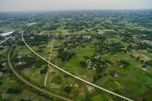  Projekt Sichuan: Die BEUMER Group realisierte einen 12,7 km langen Förderer durch gebirgiges Gelände und über instabilen Untergrund. Dazu kommt eine weitere, sehr laufruhige Anlage mit einer Länge von 13,7 km 