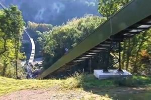  5 Flémalle project: The line runs across country, over steep rocks. The Pipe Conveyor navigates easily over these inclines and gradients 