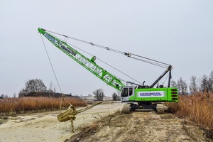  Normalerweise wird mit dem 655&nbsp;E Kies gewonnen, aber in den Wintermonaten wird er flexibel eingesetzt, um Schlamm aus dem Absinkbecken zu entfernen 