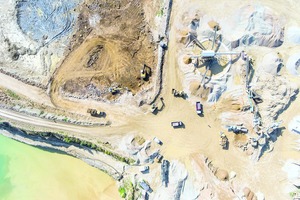  3 Bei der Aufbereitung von Erzen und Mineralien kommt es im Bergbau zu feinkörnigen Rückständen in Form von Schlämmen, sogenannten Tailings. Mit Zentrifugen lassen sich diese Abraumschlämme aufbereiten und das Prozesswasser zurückgewinnen. Das spart Platz, Kosten und entlastet die Umwelt  