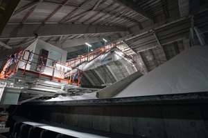  <div class="bildtext">The portal reclaimer removes the bulk material in layers from the side slopes and transports it through a primary crusher to a belt conveyor at a capacity of 600 t/h</div> 