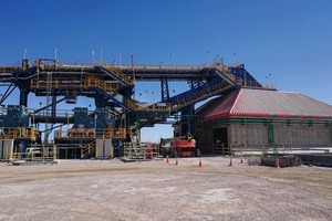  11 Bunkergebäude mit Gutabwurf des Overland Conveyor OLC-01 