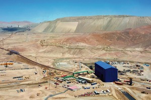  7 Overland Conveyor OLC-01 mit Aufgabestelle im Antriebshaus des Schrägförderers C02 (blaues Gebäude)  