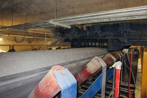  Feeder conveyor during material discharge 