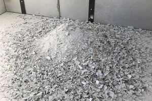  <div class="bildtext">2 Gypsum waste after initial shredding in the BHS pre-shredder: The procedure allows for reliably sorting out metal parts</div> 