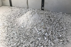  2 Gypsum waste after initial shredding in the BHS pre-shredder: The procedure allows for reliably sorting out metal parts 