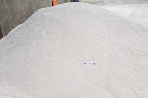  <div class="bildtext">4 The final product is chemically identical to natural gypsum</div> 