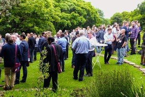  3 Abschluss des ersten Konferenztages – abendlicher Sundowner im Hotelgarten • Ending of the first day at the conference – evening sundowner in the hotel garden 