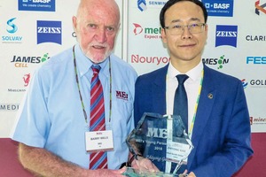  2 Barry Wills überreicht den MEI Young Person's Award an Dr. Zhiyong Gao, Central South University China (rechts) • Barry Wills presents MEI Young Person's Award to Dr. Zhiyong Gao, Central South University China (right) 