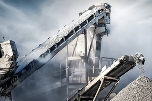  3 Förderband beim Transport von Gestein im Bergbau  