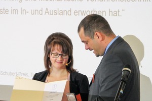  4 Prof. Dr. Tobias Fiebeck presents the award to Lisa Hille 