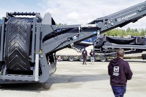  2 Ein Team der WIRTGEN GROUP in Schweden übergab den KLEEMANN Anlagenzug und wies die Mannschaft von Asfaltbolaget in die Technik ein 