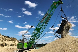  2 The 40 t SENNEBOGEN 640 E duty cyle crane impresses when quarrying under power lines with powerful 160 kN free-fall winches and a powerful drive 