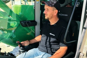  3 Crane operator Charles Pers ist excited about the comfortable Maxcab cab and the ergonomic controls 