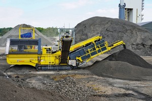  1 Keestrack C6e classifier in the hydrocarbon coating recycling process (asphalt recycling) with the asphalt plant on the background 