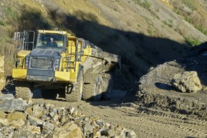  1 Steigungen bis zu 18 % im Schotterwerk Markgröningen sind für den Komatsu Muldenkipper HM400-5 kein Problem  