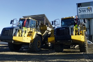  3 The robust and powerful Komatsu articulated dump trucks with their regular drivers (from left): Achmed Taskiran and Thomas Scheffelmaier 
