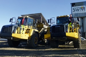  3 Die leistungsstarken und robusten knickgelenkten Dumper von Komatsu mit ihren Stammfahrern (v. li.): Achmed Taskiran und Thomas Scheffelmaier  