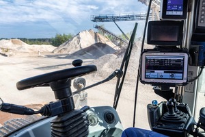  2 Schon bei der Einfahrt des LKW auf das Werksgelände sieht der Radladerfahrer alle Daten auf einer Konsole 