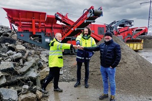  1 Zufriedene Gesichter vor dem neu erworbenen GIPO Prallbrecher auf dem Gelände der DOGA mbH (v.l.: Betriebsleiter Jörg Fricke und der Leiter Anlagentechnik, Christian Winterkamp, mit dem Geschäftsführer der Apex-Fördertechnik GmbH, Rolf Lieben)  