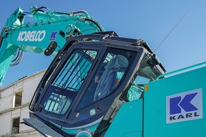  3 Eines der durch EMB Baumaschinen umgesetzten „Extras“ ist die Kippfunktion der Kobelco-Serienkabine, die den Baggerführer selbst bei Arbeiten in geringen Höhen spürbar entlastet 