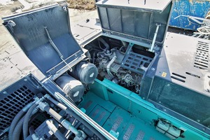  4 Gute Zugänglichkeit aller Wartungspunkte wie hier am&nbsp;380-kW starken Hino-Sechszylinder kennzeichnen die Kobelco-Großbagger  