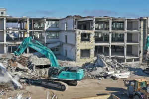  1 Beim Rückbau des BMW-Werks 01.01 in München arbeitet der Kobelco SK850LC-10E u.a. im Duett mit dem kleineren SK500-LC10E  