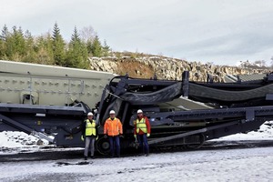  2 Die mobile Metso:Outotec Siebanlage Nordtrack S4.9 – an ihrem Einsatzort im Lava- und Basaltsteinbruch in Strohn – fällt durch ihre großzügige&nbsp; &nbsp; &nbsp; &nbsp; &nbsp; &nbsp; &nbsp; &nbsp; &nbsp; &nbsp; &nbsp; &nbsp; &nbsp; &nbsp; &nbsp; &nbsp; &nbsp; &nbsp; &nbsp; &nbsp; &nbsp; Siebfläche auf, wodurch die Siebleistung je nach Bedarfschnell und flexibel erhöht werden kann  