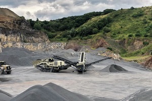  3 The Metso:Outotec Lokotrack LT200HP cone crusher feeds the Metso:Outotec Nordtrack S4.9 screening plant. The picture shows the discharge belts of the screening plant for the individual fractions. The oversize is fed to the crusher again 