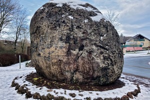  <div class="bildtext">4 The famous lava bomb in the center of Strohn. With a diameter of 5 m and a weight of 120 t, it was uncovered in 1969 after blasting of the demolition wall in the quarry</div> 