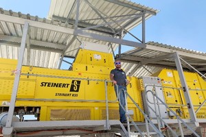  John Knouwds, regionaler Vertriebsleiter von Steinert für das südliche Afrika, begrüßt Kunden in der neuen Testanlage in Namibia. 