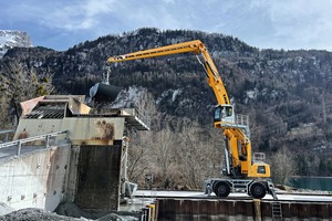  2 Dank der hydraulischen Kabinenerhöhung hat der Maschinenführer bei der Beschickung des Kieswerks optimale Sicht auf seinen Arbeits­bereich 