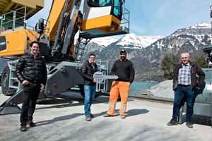  3 Die Schlüsselübergabe der Liebherr-Material­umschlagmaschine fand direkt in der Hafenanlage der Aarekies Brienz AG am Brienzer­see statt. V.l.n.r.: Reto Studer (Liebherr-Baumaschinen AG), Dominik Ghelma (Ghelma Gruppe), Kaspar Thöni (Aarekies Brienz AG) und Hans Ulrich Kern 